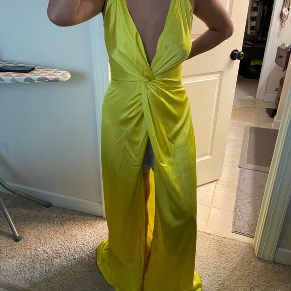 Yellow satin dress - Picture 2 of 6